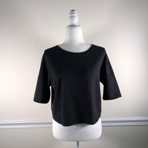 Lululemon cropped T-shirt part open back